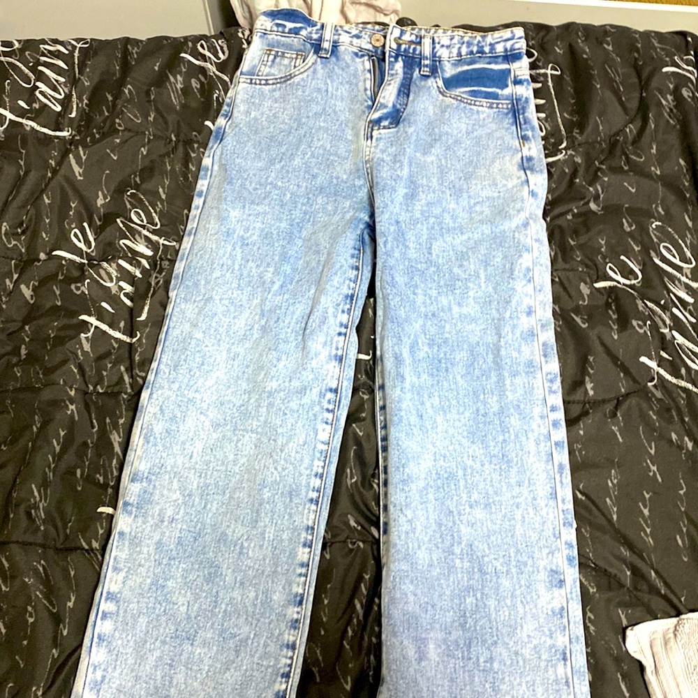 Light Washed Jeans. Mom style.